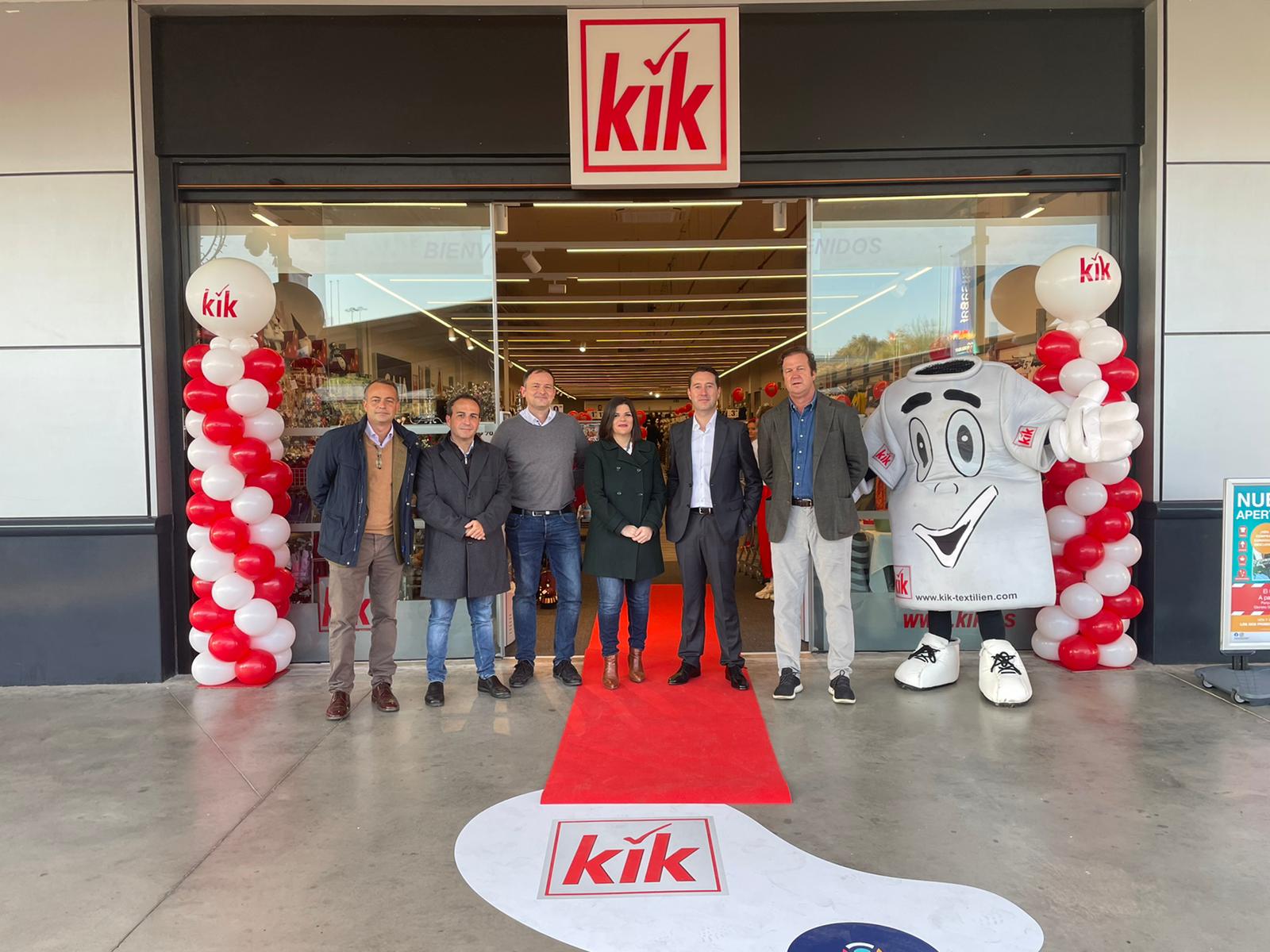 La cadena alemana low cost KiK ha inaugurado su tienda en el Parque Comercial Vega del Rey.
